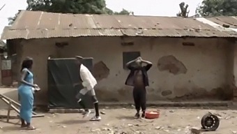 Belleza Africana Se Pone Traviesa Con Una Gran Polla