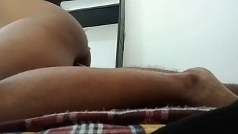 O Adolescentă Indiană Se Angajează În Activitate Sexuală