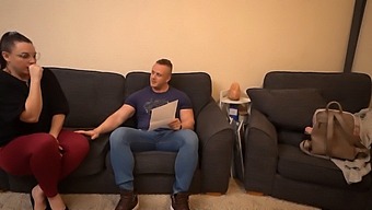 O Fată Sexy Cu Un Fund Mare Merge La Un Interviu De Angajare Și Primește O Surpriză Neașteptată