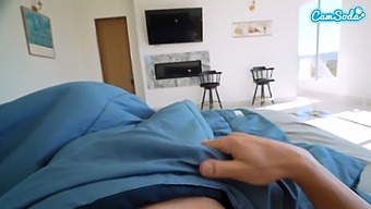 Genç Kız, Üvey Babasıyla Annesi Tarafından Seks Yaparken Yakalandı